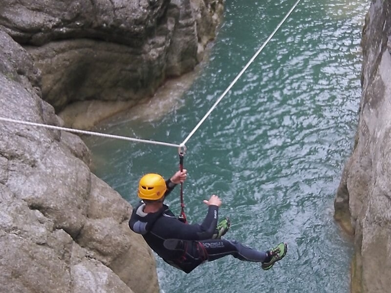 La tyrolienne du canyon de Saint-Auban permet d'enjamber une cascade de 20 m de haut