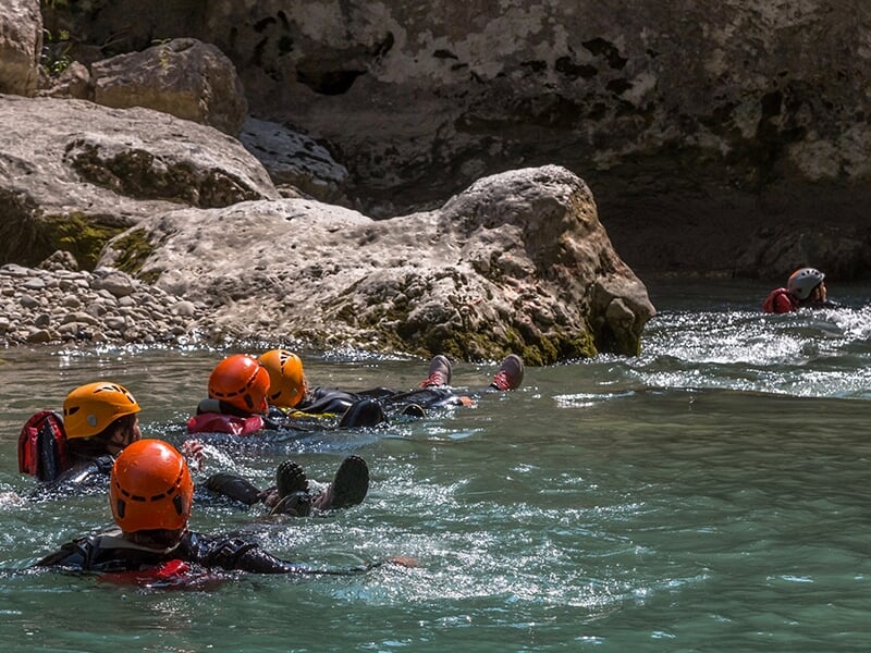 Des canyoneurs descendent les rapides d'un canyon dans les gorges du Verdon.