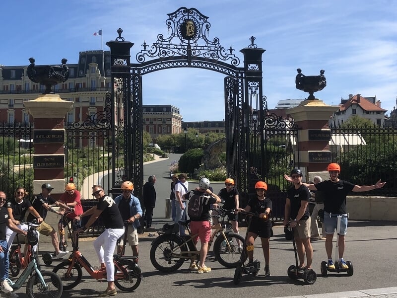 Groupe de personne en Segway faisant du tourisme