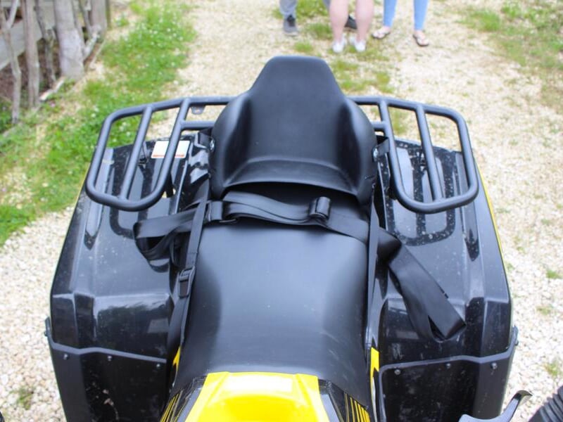 Le siège passager d'un quad spécialement prévu pour le transport des enfants