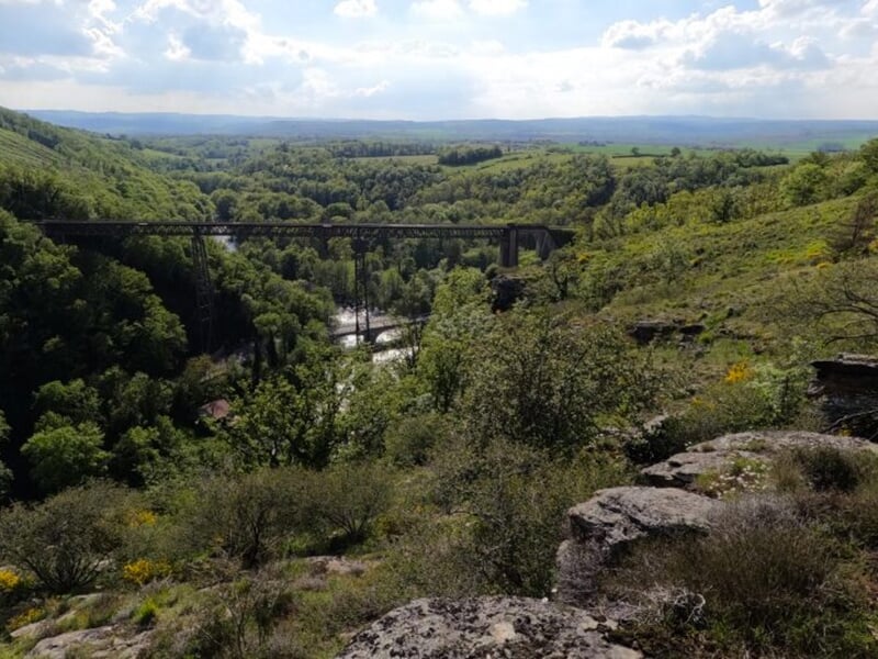 Un pont réalisé par Gustave Eiffel enjambe la Sioule dans l'Allier
