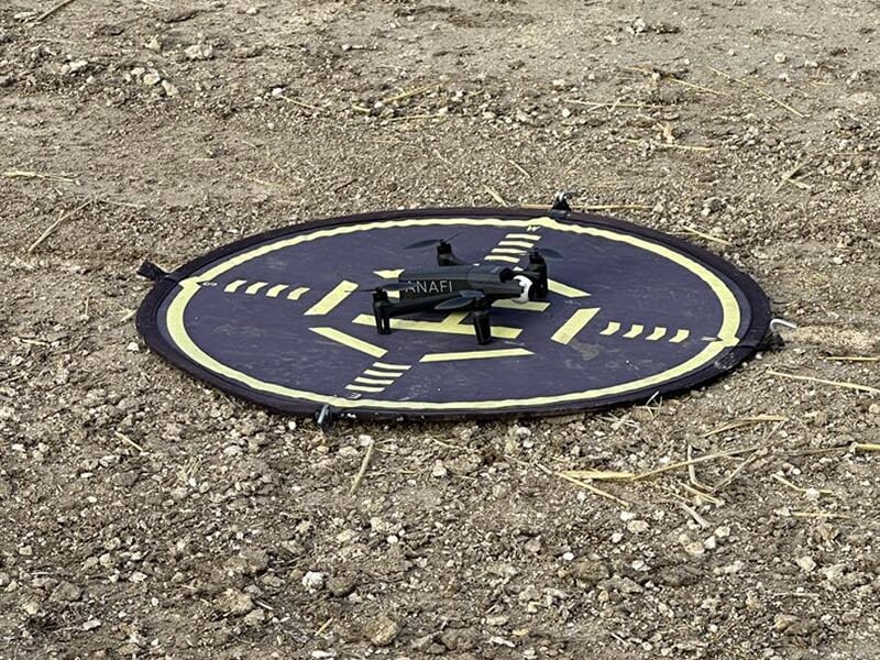 Un drone posé au sol sur la piste d'atterrissage d'une zone de vol autorisée