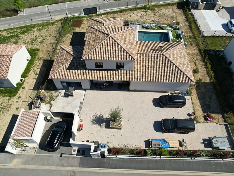Une photographie aérienne d'une maison prise par un drone