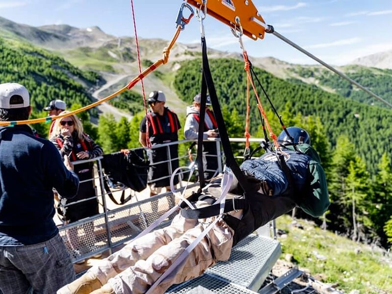 Gros plan sur la plateforme de décollage de la super tyrolienne de la station des Orres où un touriste s'apprête à s'envoler
