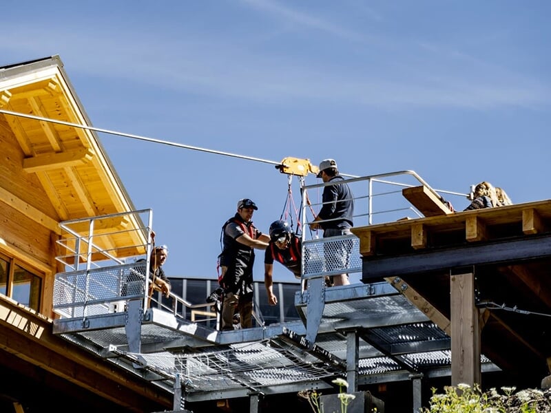 Un touriste sur la plateforme de départ de la super tyrolienne des Orres