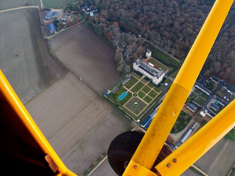 Un avion de tourisme survole un des nombreux châteaux de la Loire