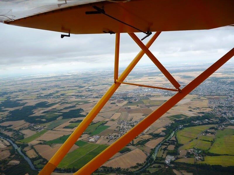 La vallée de la Loire vue du ciel depuis un ULM 3 axes zlin Savage, un avion à ailes hautes