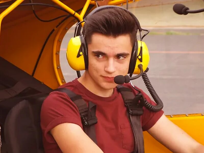 Un apprenti pilote casque radio sur la tête dans le cockpit d'un ULM 3 axes Zlin Savage