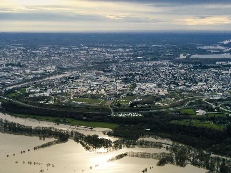 La ville d'Angers bordée par la Loire photographiée depuis le ciel