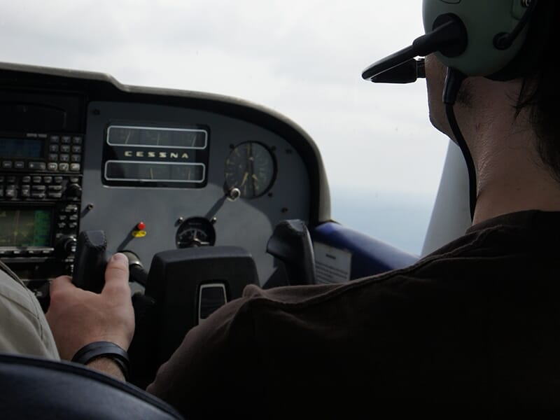 Un apprenti pilote d'avion aux commandes d'un Cessna 172