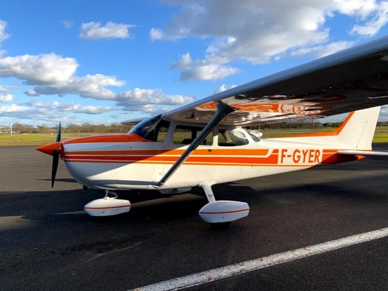 Un avion de tourisme de type Cessna 172 posé sur la piste d'un aérodrome