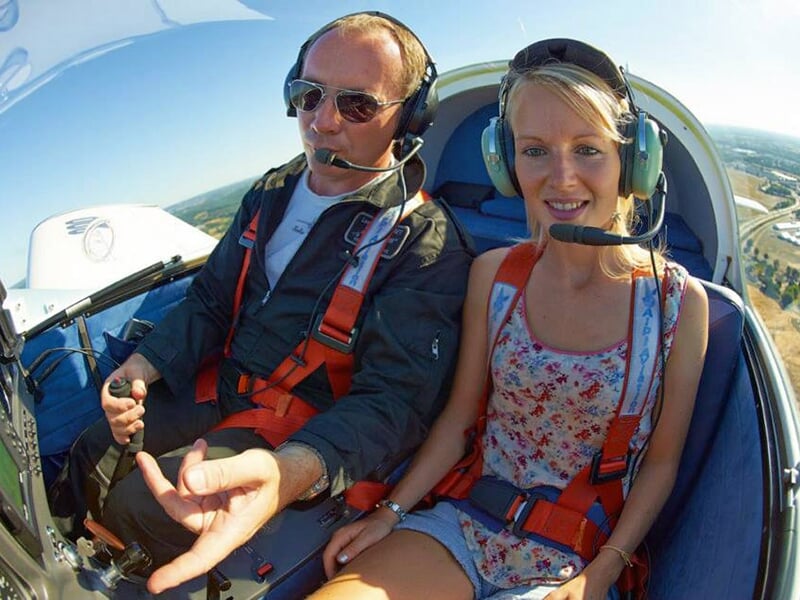 Un pilote instructeur explique les commandes de l'appareilà une jeune femme