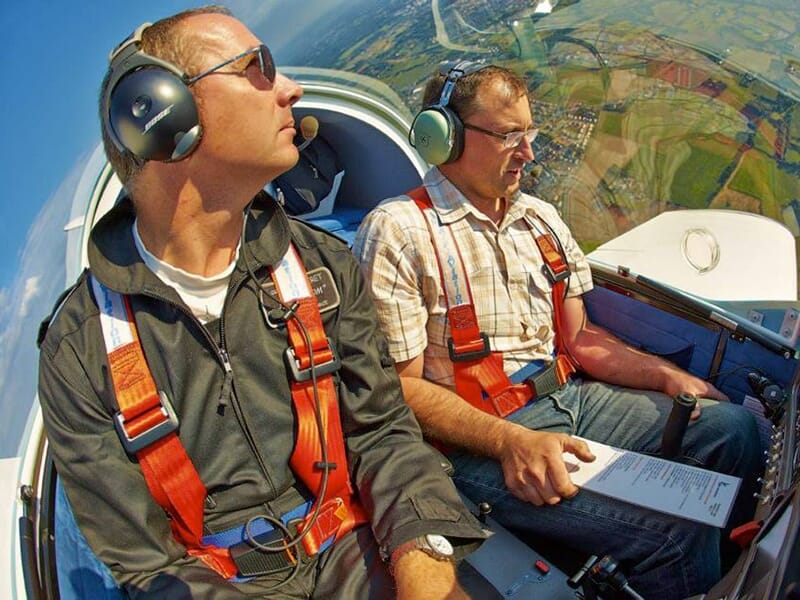 Un moniteur de pilotage manoeuvre l'avion au cours d'un baptême de l'air près d'Angers