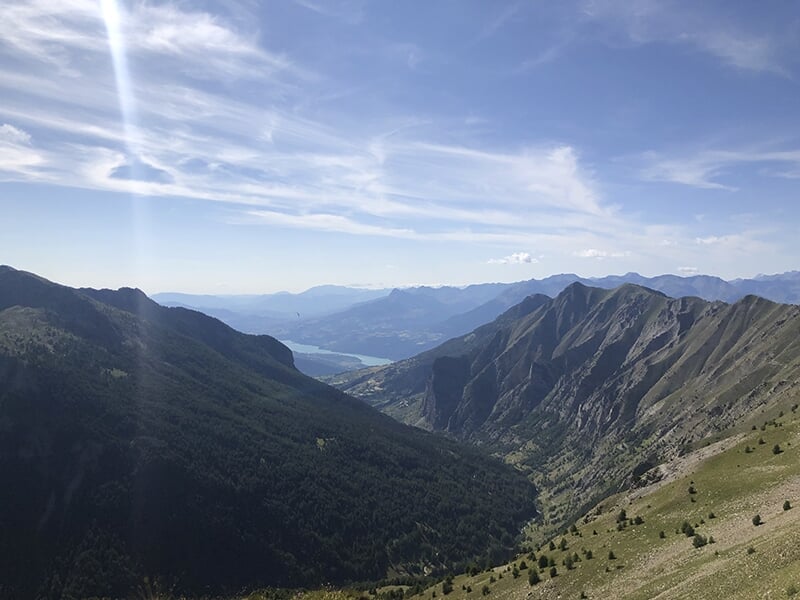Un belvédère des Alpes du Sud offre une vue imprenable sur le lac de Serre-Ponçon dans le département des Hautes-Alpes