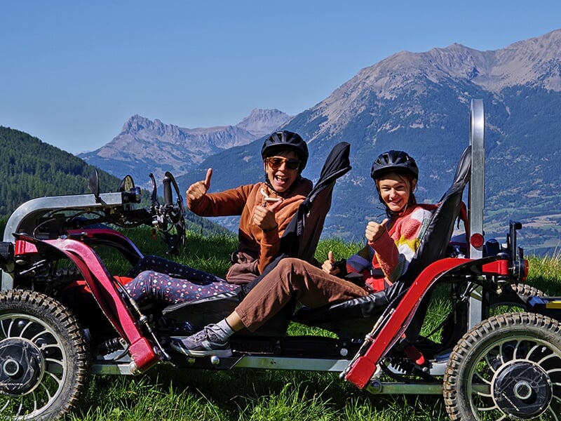 Un couple faisant une promenade en swincar avec la montagne en toile de fond