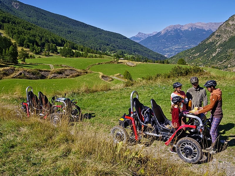 Un groupe de touristes à l'arrêt devant des swincar pour une pause pique-nique