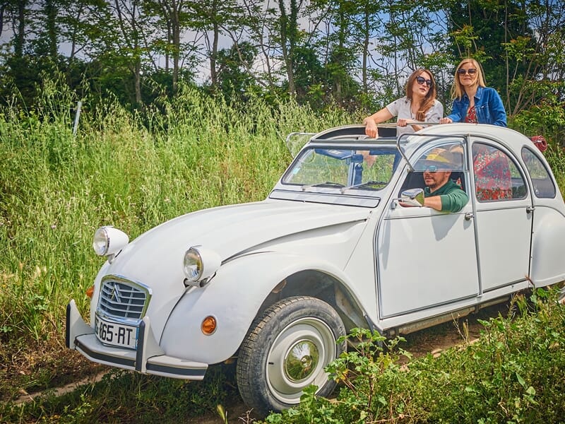 2CV au coeur de la nature avec 3 personnes à bord