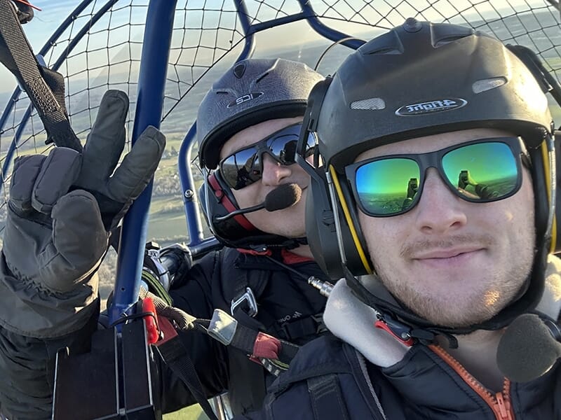 Un moniteur de paramoteur et son passager lors d'un baptême de l'air