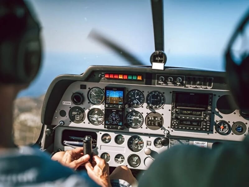 L'intérieur du cockpit d'un avion ULM Tecnam P92 avec un pilote et un passager lors d'un vol d'initiation