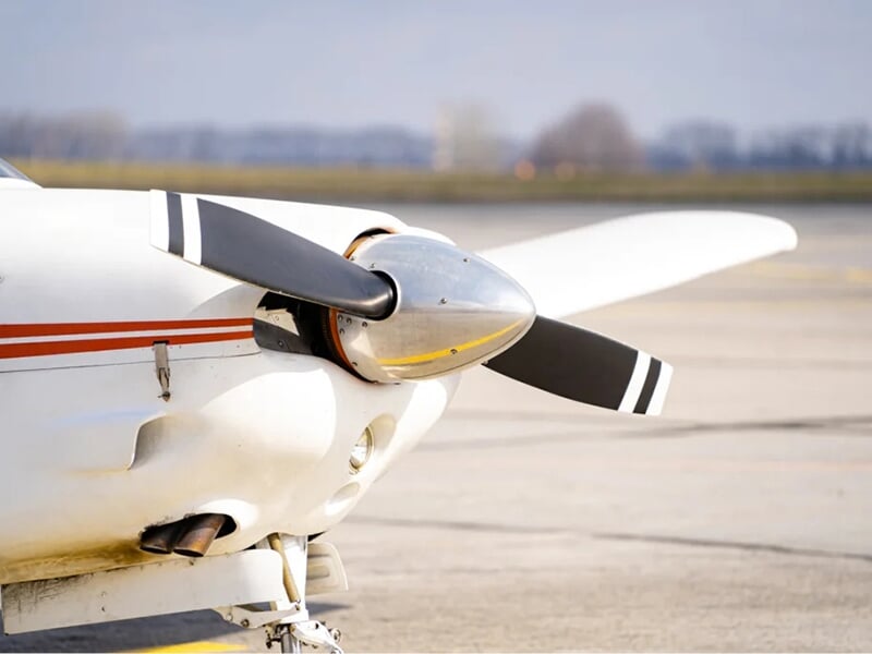 L'hélice d'un avion ULM monomoteur de type Tecnam P92 sur la piste d'un aérodrome de Province