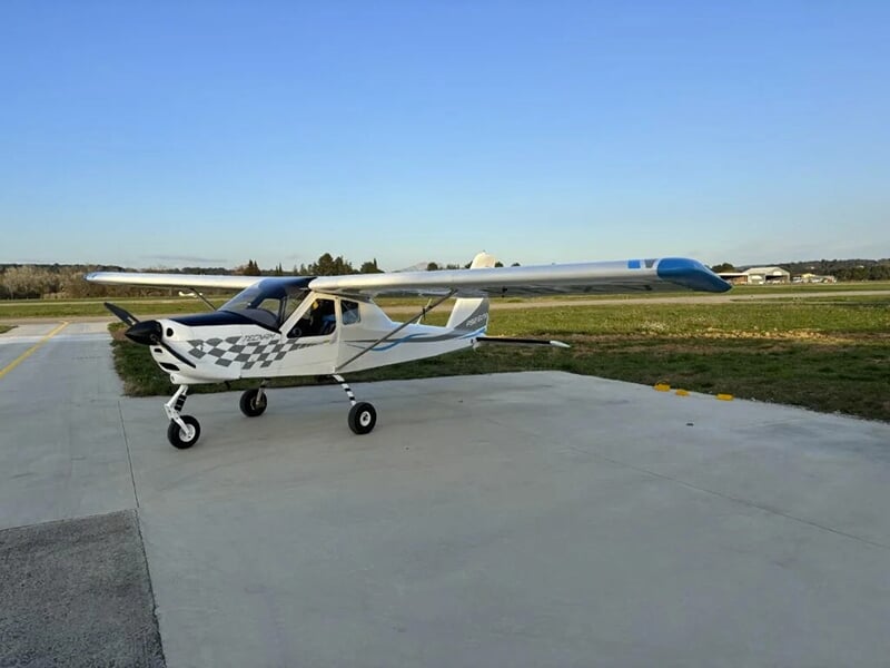 Un avion Tecnam P92 près au décollage sur la piste d'un aérodrome de province en région PACA
