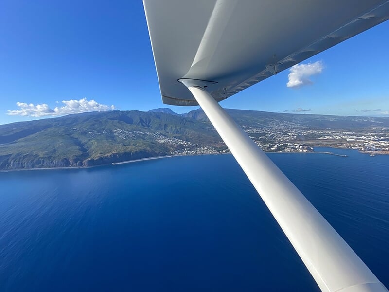Une photo aérienne de la Côte d'Azur prise depuis un avion ULM de type Tecnam P92 à ailes hautes.