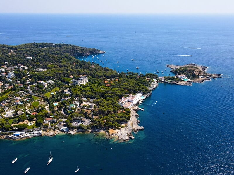 La Côte d'Azur vue du ciel avec ses villas et ses côtes morcellées