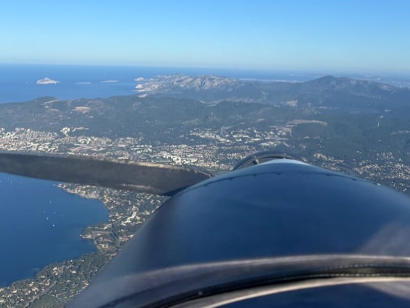 L'hélice d'un ULM Tecnam P92 avec en arrière plan une vue magnifique sur la Côte d'Azur