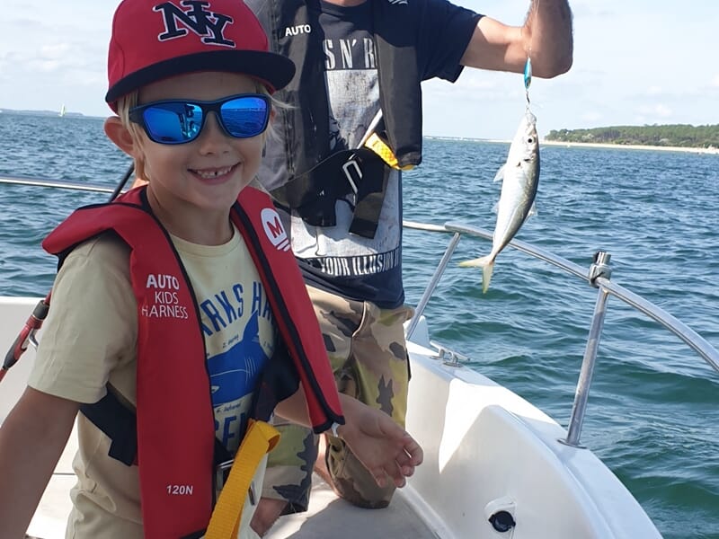 Enfant sur un bateau durant un stage de pêche