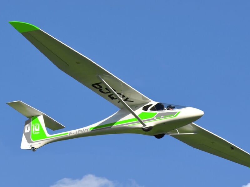Planeur blanc et vert immatriculé