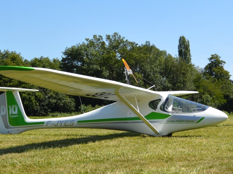 Planeur blanc et vert immatriculé