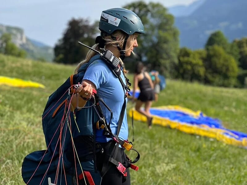 Une jeune femme apprenant le parapente dans un centre de formation destiné à l'apprentissage du parapente.