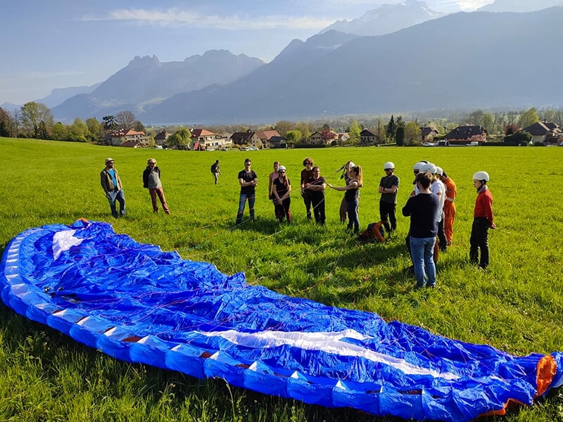 Un groupe de parapentistes assistent à un cours sur la pente école d'une centre d'apparentissage du parapente.