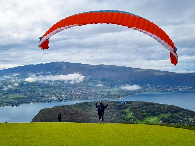 Un parapente s'élance sur la piste de décollage du col de la Forclaz près d'Annecy en Haute Savoie