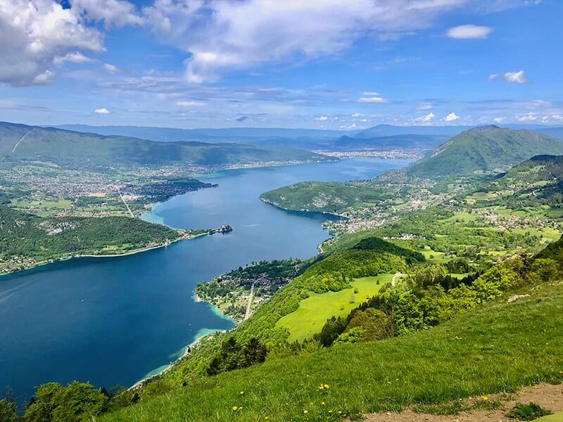 Magnifique vue sur le lac d'Annecy depuis le site de décollage du col de la Forclaz