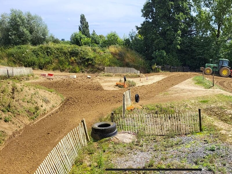 La piste de motocross d'un centre de pilotage de motocross situé au Cateau-Cambrésis