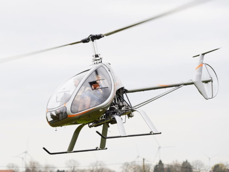 Un hélicoptère Dynali H3 à la manoeuvre dans le ciel picard