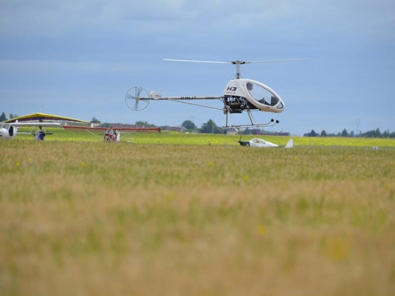 Un hélicoptère Dynali H3 décolle pour un baptême de l'air dans le ciel picard