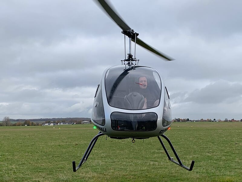 Un hélicoptère Dynali H3 au décollage sur un aérodrome de province.