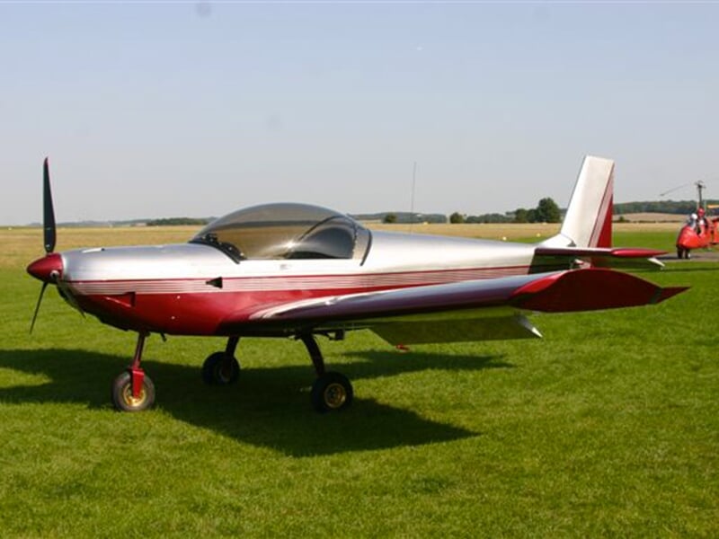 Un avion Zenair 601 XL posé sur la piste den herbe de l'aérodrome d'Amiens