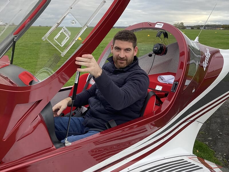 Un stagiaire pose dans le cockpit d'un avion Eurostar avant de s'envoler pour son baptême de l'air 