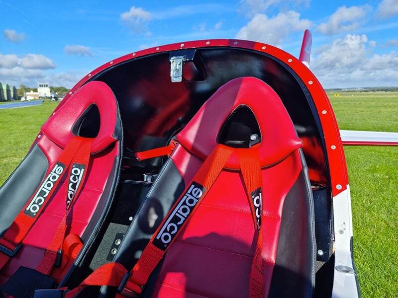 L'intérieur du cockpit d'un avion ULM avec les sièges confortables et les ceintures de sécurité