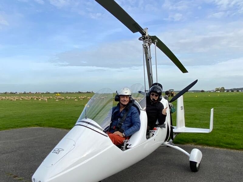 Un pilote et le passager d'un autogire s'apprêtent à décoller pour un vol d'initiation dans les environs d'Amiens