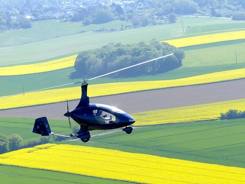 Un autogire MTO Sport en plein vol au-dessus de la campagne de la région amiénoise