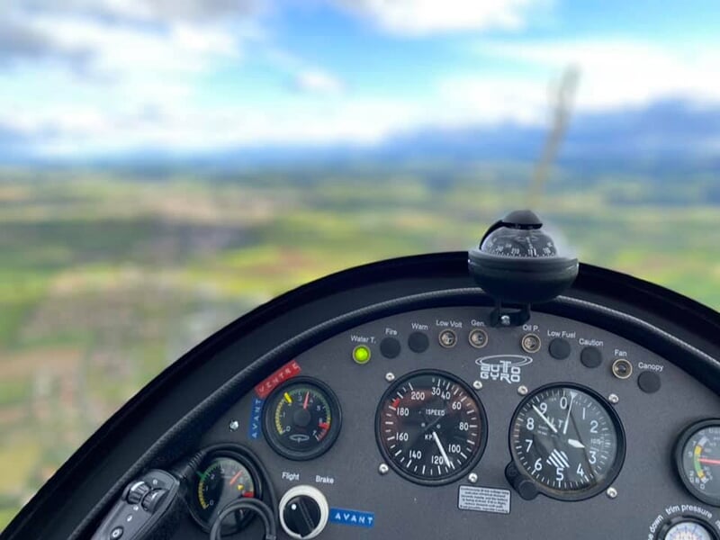 Le tableau de bord avec tous les instruments d'un autogire MTO Sport