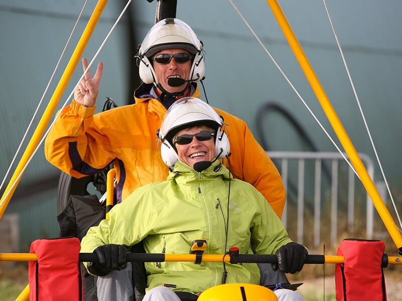 Un pilote et sa passagère posent pour la photo avant un vol d'initiation dans le ciel picard