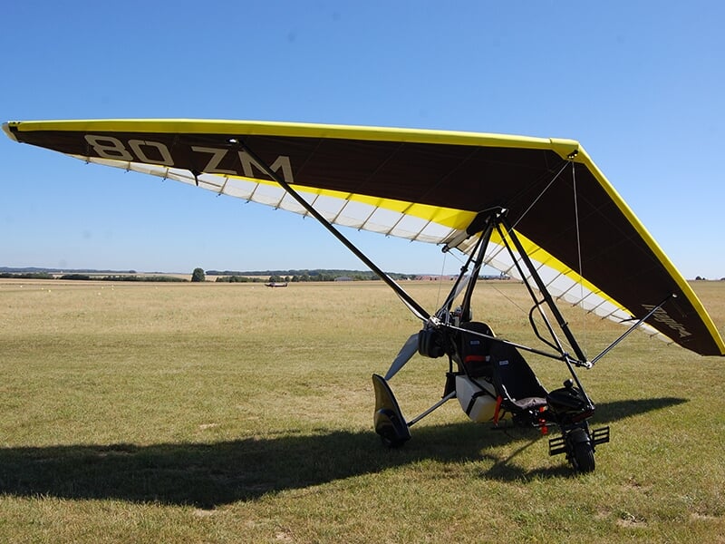 Un ULM pendulaire posé sur la piste en herbe de l'aérodrome d'Amiens Glisy