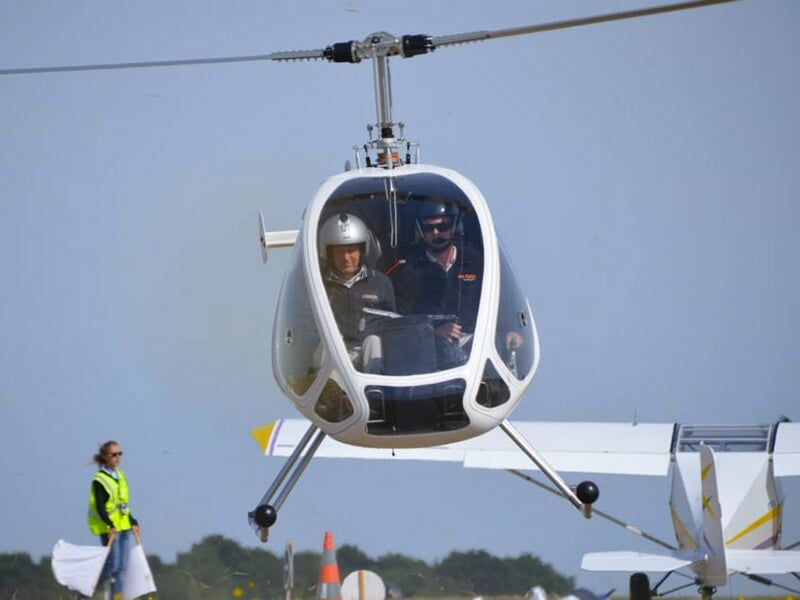 Un pilote et son passager décollent d'un aérodrome pour un baptême de l'air
