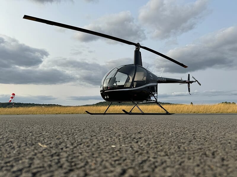 Un hélicoptère posé sur le tarmac de l'aérodrome de Périgueux