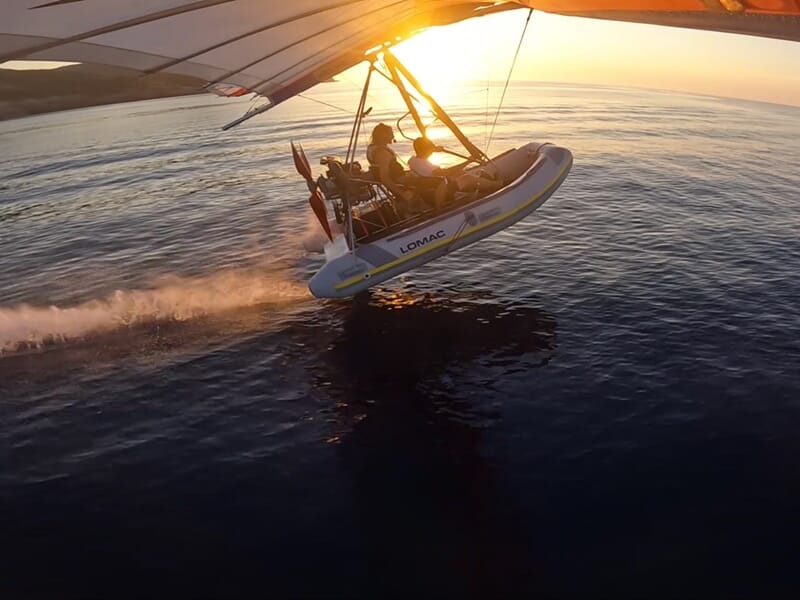 Un ULM pendulaire semi-rigide se pose sur la mer Méditerranée au crépuscule